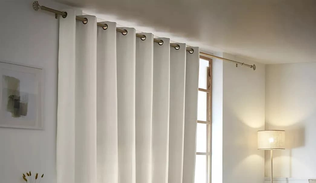 Jak wysoko karnisz nad oknem? Odkryj idealną wysokość dla wnętrza