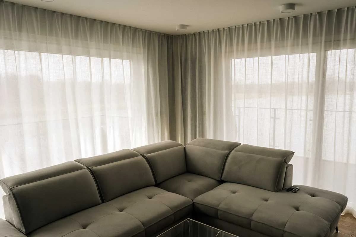 Jaki karnisz na okno narożne? Odkryj najlepsze rozwiązania i porady