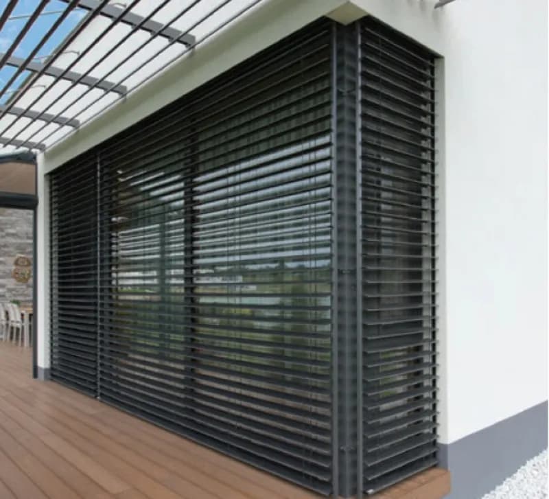 Rolety czy żaluzje zewnętrzne - co wybrać dla lepszej izolacji?