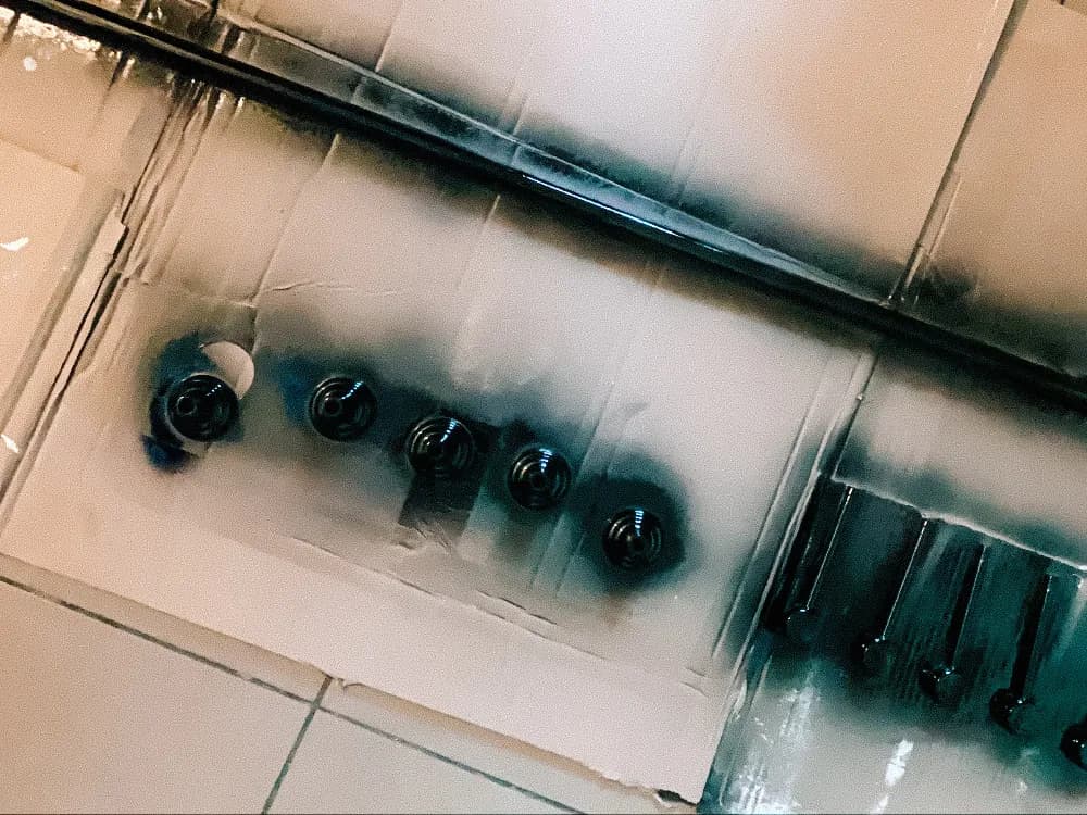 Jak skutecznie pomalować karnisz metalowy, aby uniknąć zniszczeń?