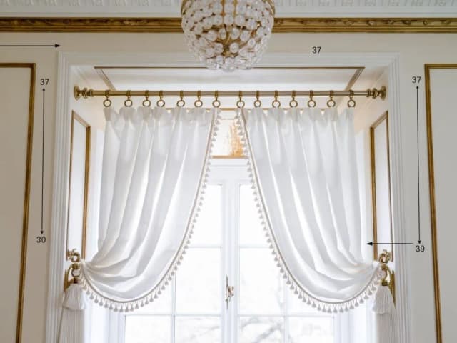 Okno przy ścianie jaki karnisz - wybierz idealny karnisz do swojego wnętrza