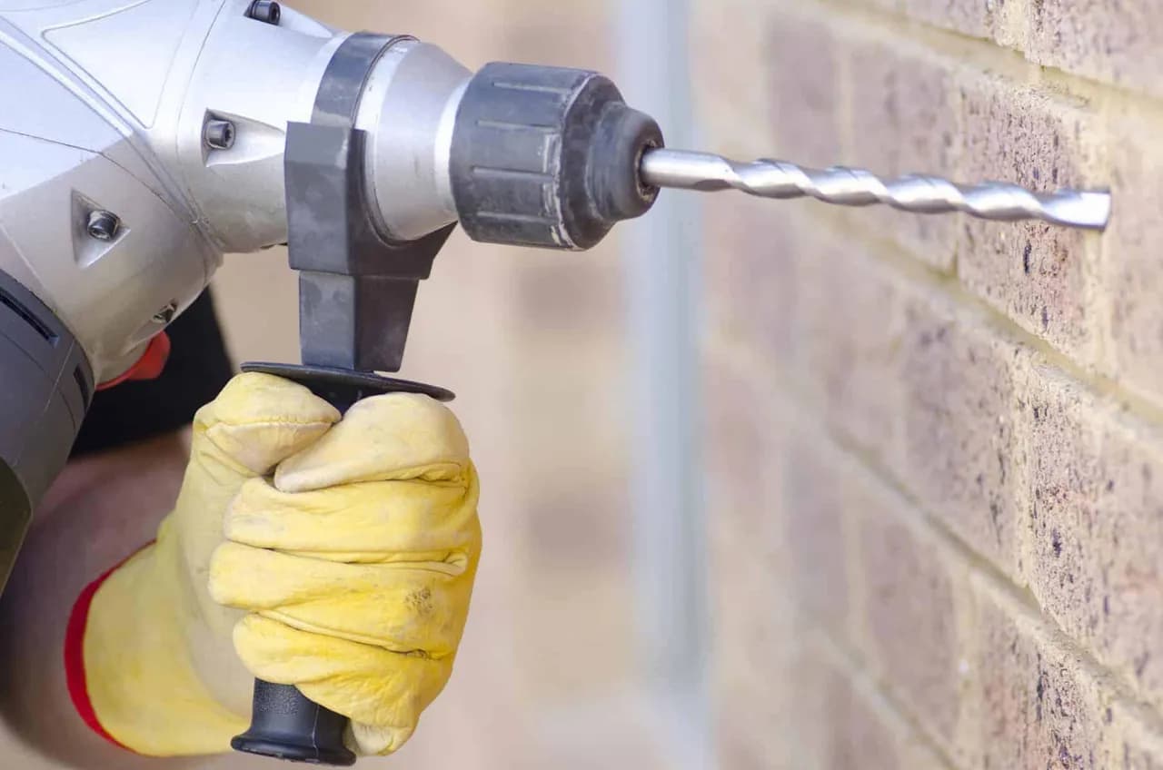 Kotwa chemiczna mała - idealne rozwiązanie do mocowania w ciasnych przestrzeniach