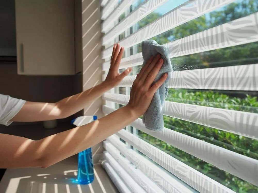 Jak czyścić rolety skutecznie i uniknąć ich uszkodzenia