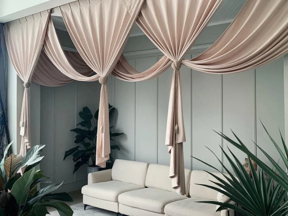 Jak upiąć woal na karniszu, aby uzyskać elegancki efekt bez wysiłku