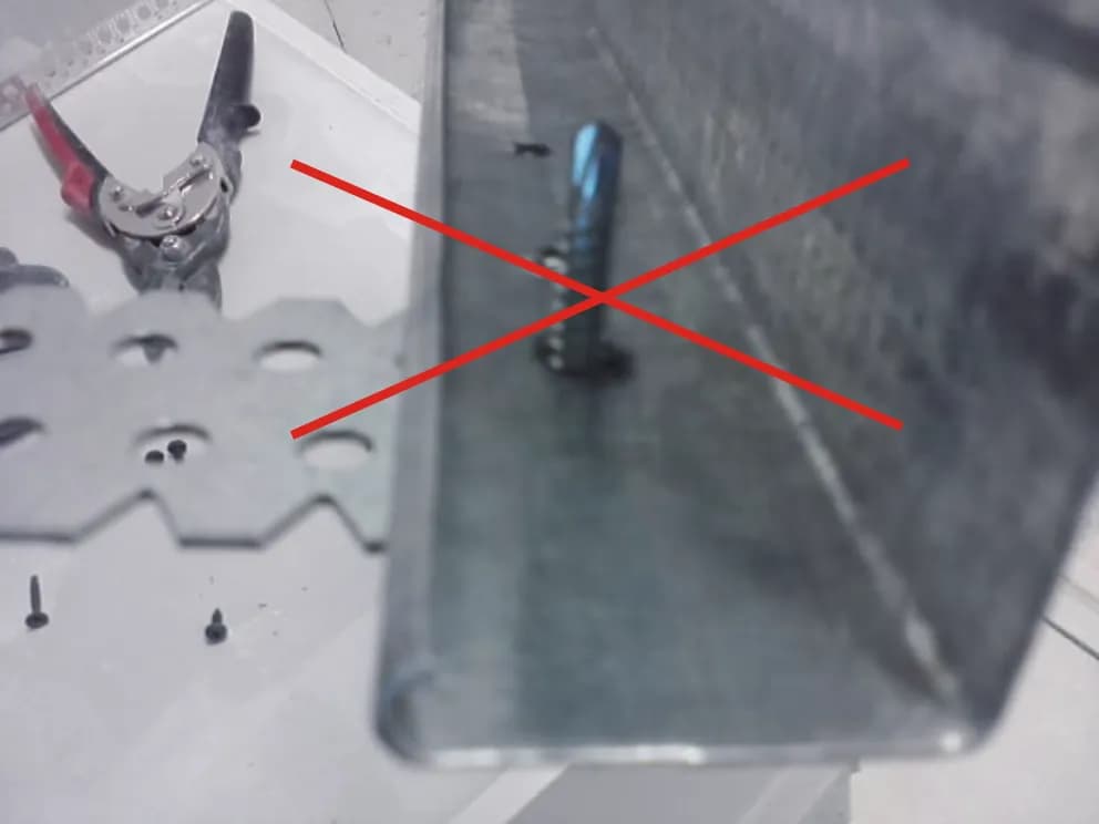 Jakie wkręty do mocowania wieszaków wybrać, by uniknąć problemów?