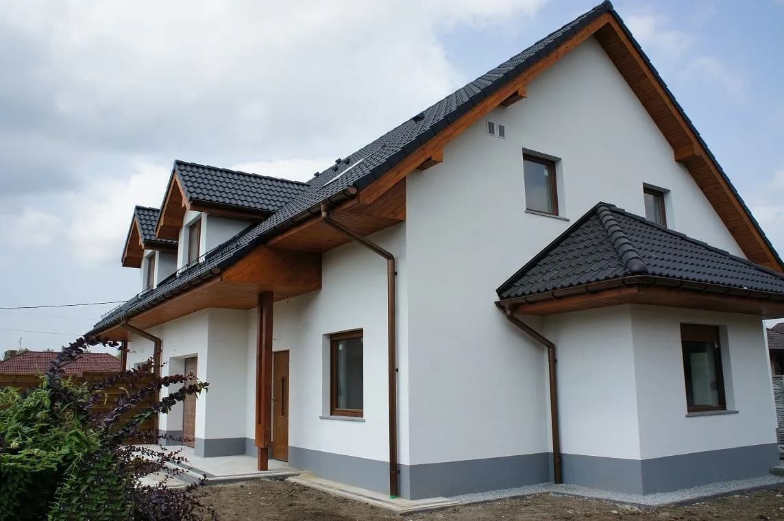 Jakie kolory elewacji najlepiej pasują do okien złoty dąb?