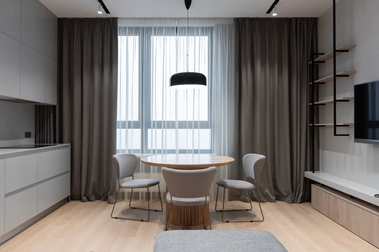 Jak upiąć firany na oknie balkonowym, by zyskać styl i funkcjonalność